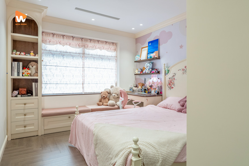 Phòng trẻ em với hốc tủ vòm hai bên cửa sổ và ghế nệm bậu cửa